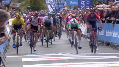 Resumen y resultado de la etapa 4 de la Vuelta al País Vasco: Martínez se lleva la victoria en el sprint de Zamudio