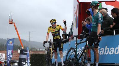 Chris Froome - Jonas Vingegaard - Jonas Vingegaard and Aleksandr Vlasov crash in slow motion, do a Chris Froome and finish race on foot - eurosport.com - Britain - Russia - France - Denmark - Spain - Australia - Slovenia