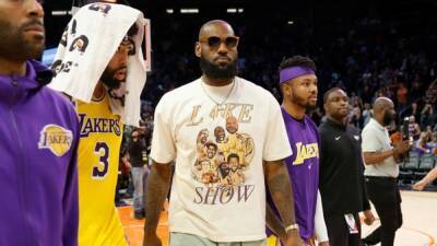 Injured LeBron James' season over: Lakers