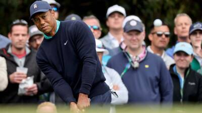 Tiger Woods rallies after rocky start, makes cut with 74 on Day 2 of Masters