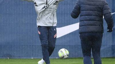 Lionel Messi - Paris Saint-Germain - Mbappe, Neymar and Messi upbeat during training - in pictures - thenationalnews.com - France