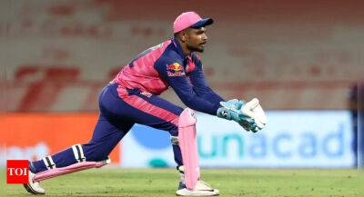 IPL 2022: Dew came in, it was hard to bowl, says Rajasthan skipper Sanju Samson after defeat against Mumbai - timesofindia.indiatimes.com - India -  Sanju