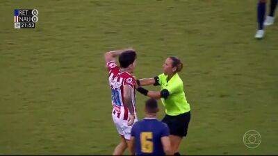 Mina Bonino - Lamentable: un jugador ataca a la árbitra después de que le expulse tras ver el VAR - en.as.com - Madrid