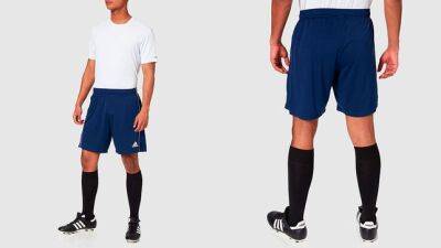 Tenemos unos pantalones cortos deportivos Adidas para hombre por menos de 10 euros - Showroom