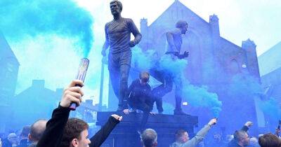 Rafa Benitez - Frank Lampard - Thomas Tuchel - Watch: Everton fans set off fireworks outside Chelsea hotel & welcome team bus with a cloud of blue flare smoke - msn.com
