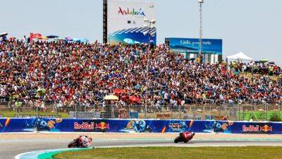 MotoGP : Márquez regaló sus guantes entre los 58.132 espectadores