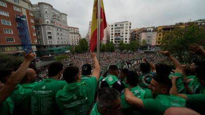 RACING | LA FIESTA Santander se vuelca con su Racing: las imágenes de la rúa