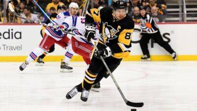 Adam Fox - Crosby reaches 200 career playoff points as Penguins push Rangers to brink of elimination - cbc.ca - New York -  New York -  Pittsburgh - county Crosby