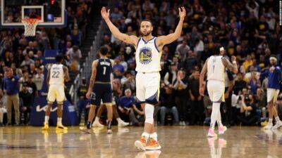 Mike Brown - Steve Kerr - Klay Thompson - Steph Curry makes history as Warriors stage late comeback to beat the Grizzlies - edition.cnn.com -  Memphis - county Kings