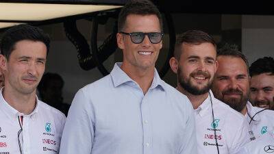 Tom Brady snaps picture with sporting legends at Miami Grand Prix