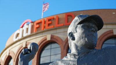 Tom Seaver statue in front of Citi Field apparently has mistake, sculptor says