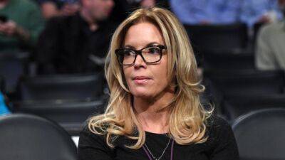 Buss: 'I'm not happy' with state of Lakers