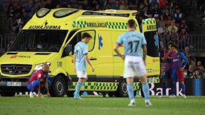 Araújo abandona el Camp Nou en ambulancia tras un golpe