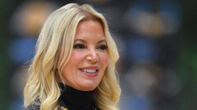Los Angeles Lakers CEO Jeanie Buss getting advice from Phil Jackson, Magic Johnson, LeBron James about 'hard decisions'