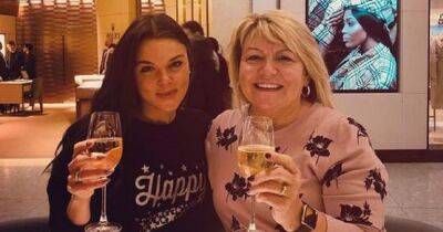 Holly Willoughby - Former ITV Corrie star Faye Brookes pays tribute to her 'Viking warrior' mum as she fights bowel cancer - manchestereveningnews.co.uk -  Chicago - county Hart