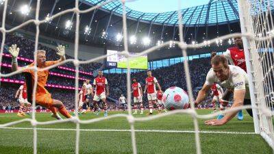 Spurs claim crucial win as Arsenal self-destruct