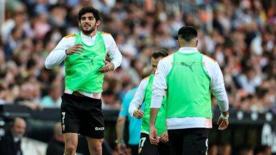Guedes y el Valencia pactan su suplencia en los últimos partidos