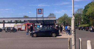 Shoppers evacuated as fire crews descend on busy Aldi supermarket - manchestereveningnews.co.uk - Manchester