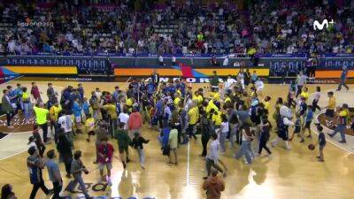 Frenkie De-Jong - La reacción de la grada tras confirmarse el descenso en casa con todos totalmente abatidos - en.as.com - Madrid