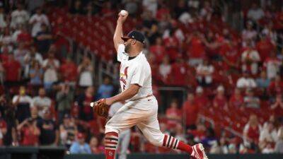Pujols pitches 9th, Cardinals roll over Giants