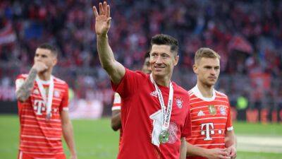 Bayern Munich CEO Oliver Kahn says the under-contract Robert Lewandowski will not leave the club this summer
