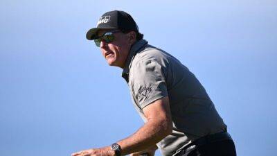 Woods back in PGA spotlight, Mickelson still in the shadows