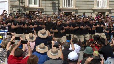 El Chiringuito - Los All Blacks realizan su mítica haka en pleno Madrid - en.as.com - Madrid