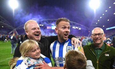 Late Rhodes goal sends Huddersfield to Wembley final after win over Luton