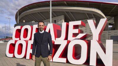 Juanfran: "Se ha puesto el nivel tan alto que al Atleti se le exige ahora ganar un título por año" - en.as.com - Manchester