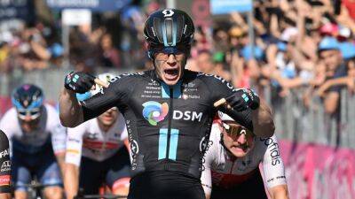 Fernando Gaviria - Alberto Dainese - Dainese suma su primer triunfo en el Giro a costa de Gaviria - en.as.com