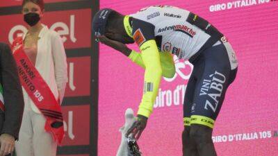 Biniam Girmay abandona el Giro tras su 'corchazo' en el ojo