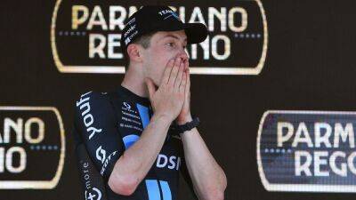 Romain Bardet - Alberto Dainese - Alberto Dainese se lleva la undécima etapa del Giro - en.as.com