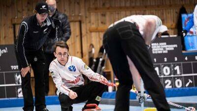 Canadian men use extra frame to hand 1st loss to Scotland at junior curling worlds