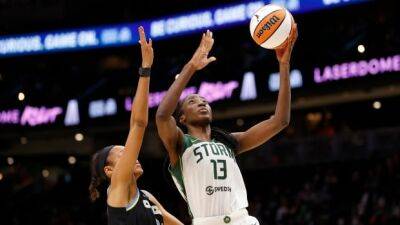 Breanna Stewart - Candace Parker - Magbegor, Stewart combine for 34 points to power Storm to tight win over Sky - cbc.ca -  Chicago -  Seattle