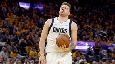 Luka Doncic - Stephen Curry - Doncic, sobre el arañazo de Wiggins: "Me hace parecer duro" - en.as.com