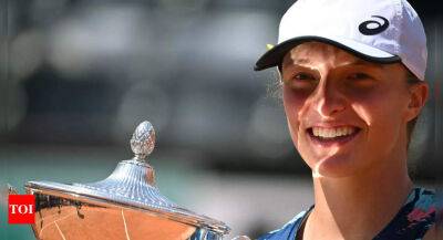 Sam Stosur - Iga Swiatek - Ash Barty - Roland Garros - Martina Navratilova - Unbeatable Iga Swiatek has embraced pressure, says Martina Navratilova - timesofindia.indiatimes.com - France - Australia -  Paris