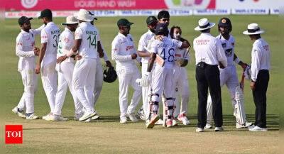 Shakib Al-Hasan - Angelo Mathews - Dimuth Karunaratne - Mominul Haque - Chandimal, Dickwella cling on as Sri Lanka draw Bangladesh Test - timesofindia.indiatimes.com - Sri Lanka - Bangladesh