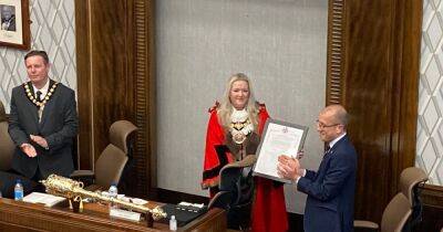 New ceremonial mayor greeted with rapturous applause as she's sworn in - manchestereveningnews.co.uk - Manchester
