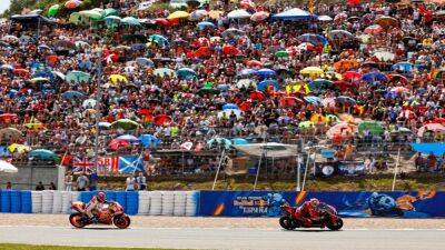 MotoGP : Márquez ganó para su causa a un rossista con su guante
