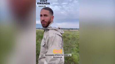 La escena de Ramos entre rinocerontes y fuera del coche en Ruanda
