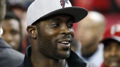 Exclusive-American football-Former NFL quarterback Vick coming out of retirement