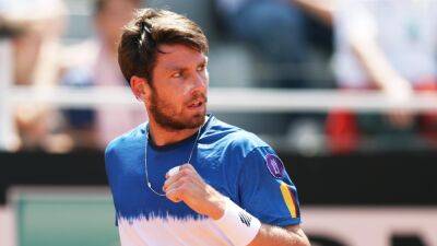 Cameron Norrie holds off Alex Molcan to win first clay-court title ahead of French Open at Roland-Garros