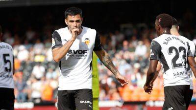 VALENCIA CELTA | El Valencia gana al Celta, su afición golea a Peter Lim