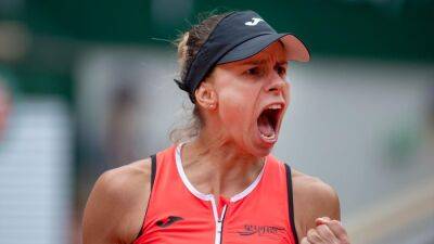 Roland Garros 2022 - Magda Linette battles back from a set down to stun Ons Jabeur in first round