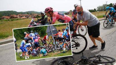 ‘Clumsy one’ – Richard Carapaz and Simon Yates involved in big crash and pile-up at Giro d'Italia on Stage 15