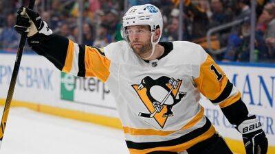 Bryan Rust foregoes free agency, signs 6-year deal with Penguins