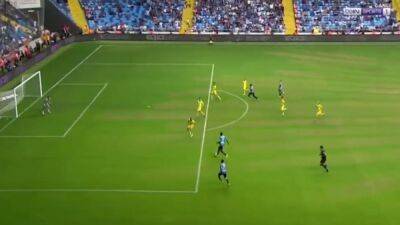 La 'sobrada' de Balotelli ante un descendido: el golazo de rabona que soñó meter toda su vida - en.as.com