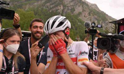 Rui Costa - Richard Carapaz - Giro d’Italia: Ciccone climbs to stage win as leader Carapaz shakes off crash - theguardian.com - France - Italy - Uae - Bahrain -  Santiago