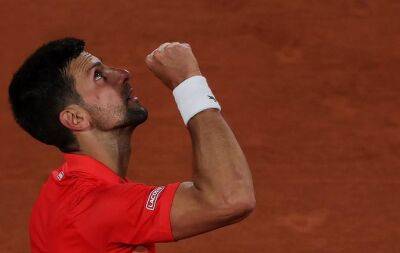 Djokovic makes easy winning return to Grand Slams