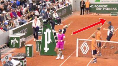 Alexander Zverev - Shocking moment Andrey Rublev blasts ball in wild rage, almost hits court-sweeper in French Open tantrum - eurosport.com - France - Mexico -  Paris
